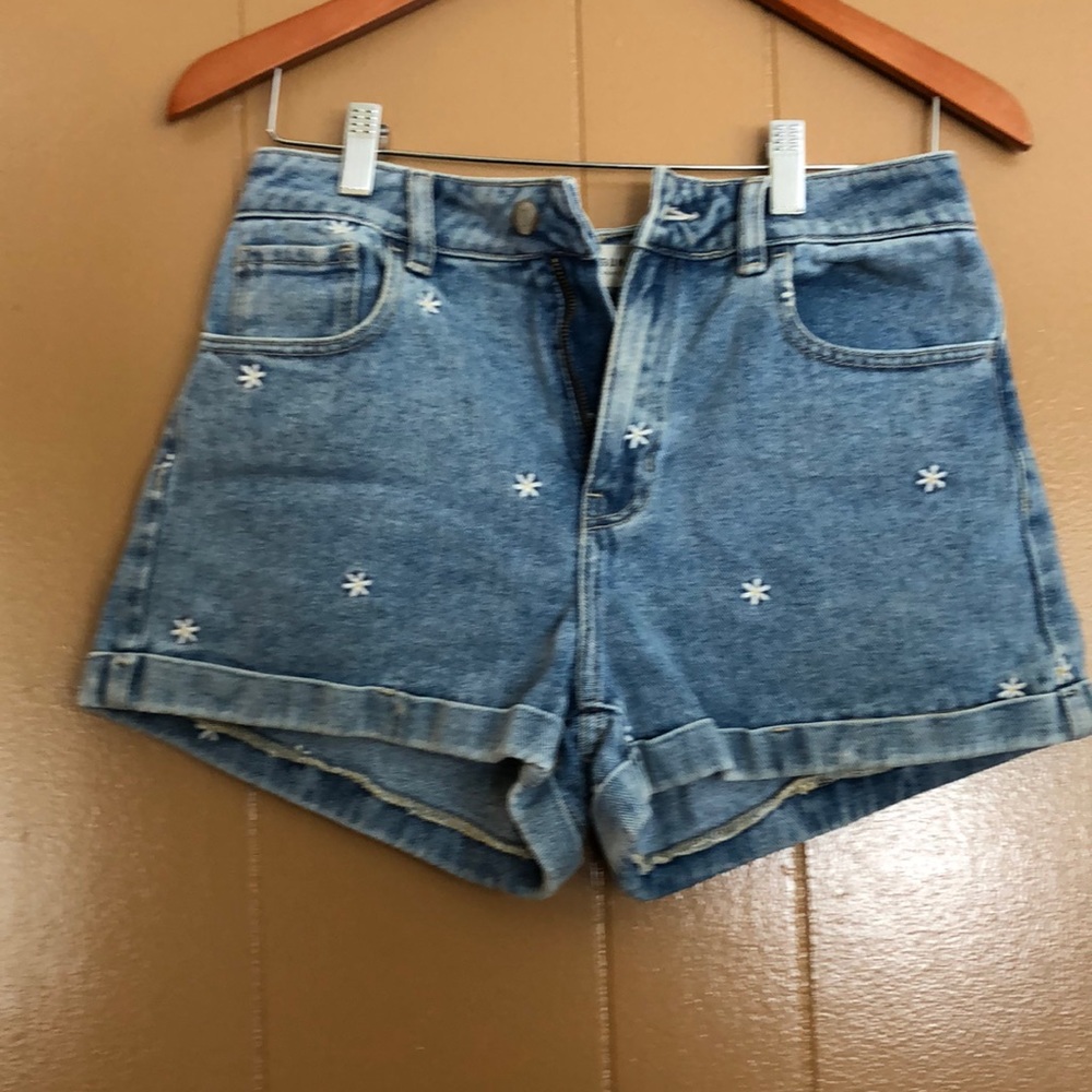Daisy MOM short.